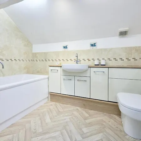 Holiday home 2 Bed In Sz588 *